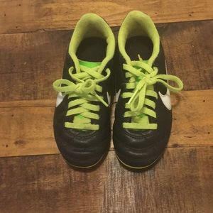 EUC Nike boys soccer cleats size 11
